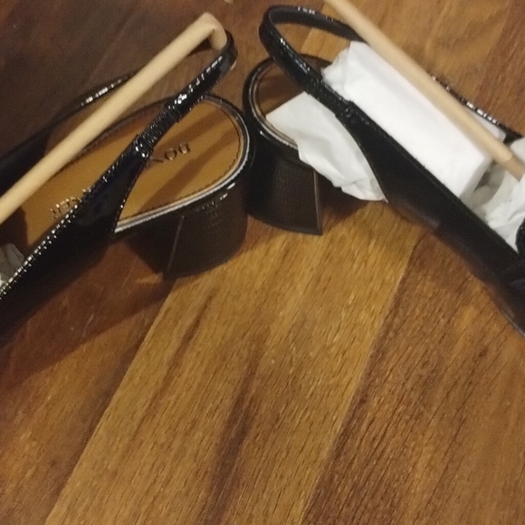 Donald Pliner - Picture 5 of 5